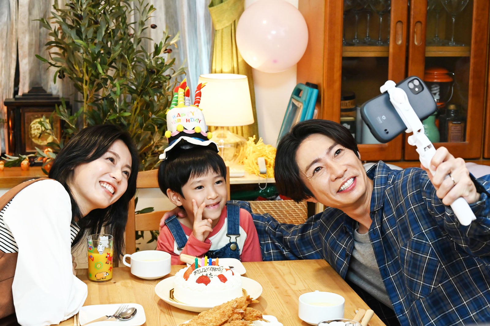 本仮屋ユイカ、木村優来、相葉雅紀（C）テレビ朝日