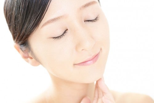 スキンケアをする女性