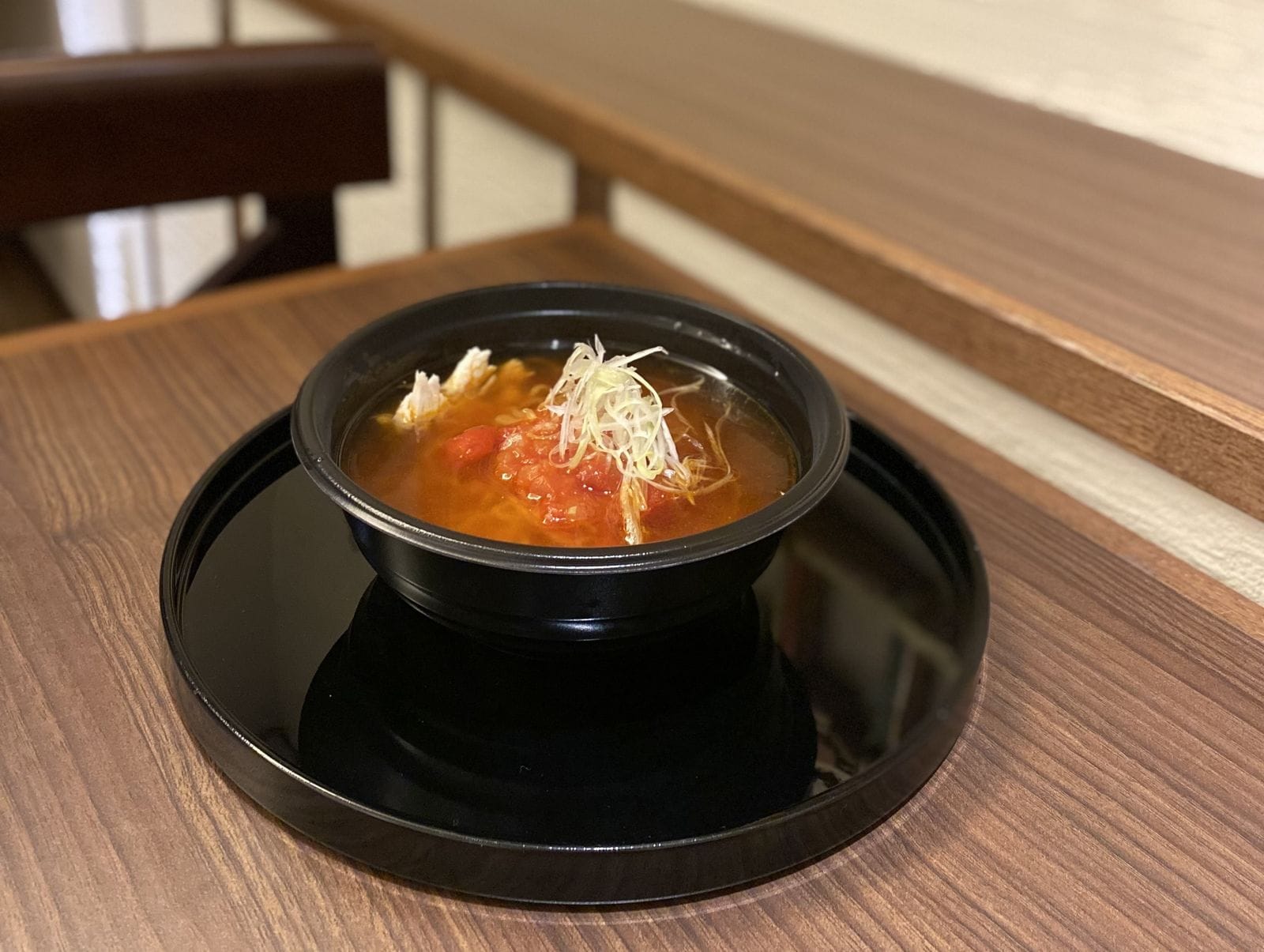 さっぱりとした酸味がクセになるトマトラーメン