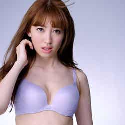 小嶋陽菜/「PEACH JOHN」の新商品「ドリームブラ」ショートムービーより