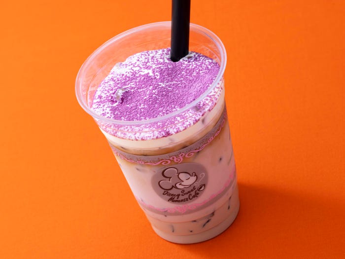 「アイス紫イモカフェラテ」880円(C)Disney