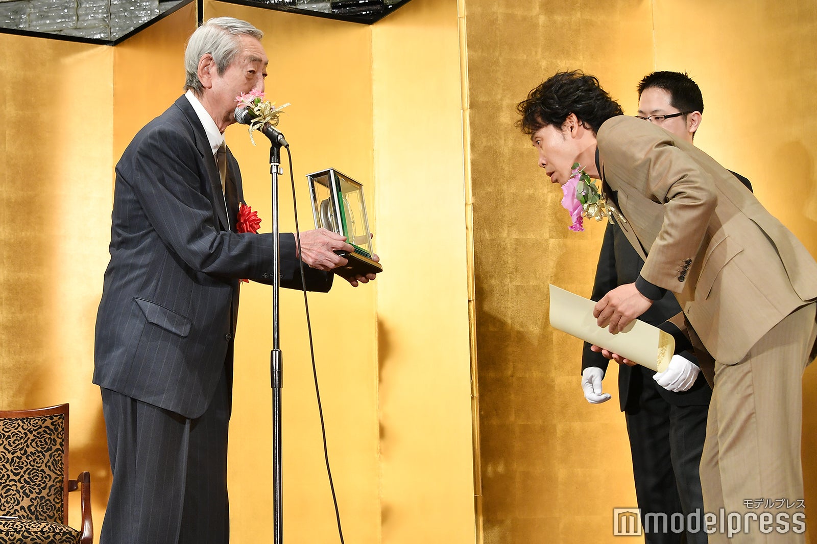 時計が気になる大泉洋（右） （C）モデルプレス