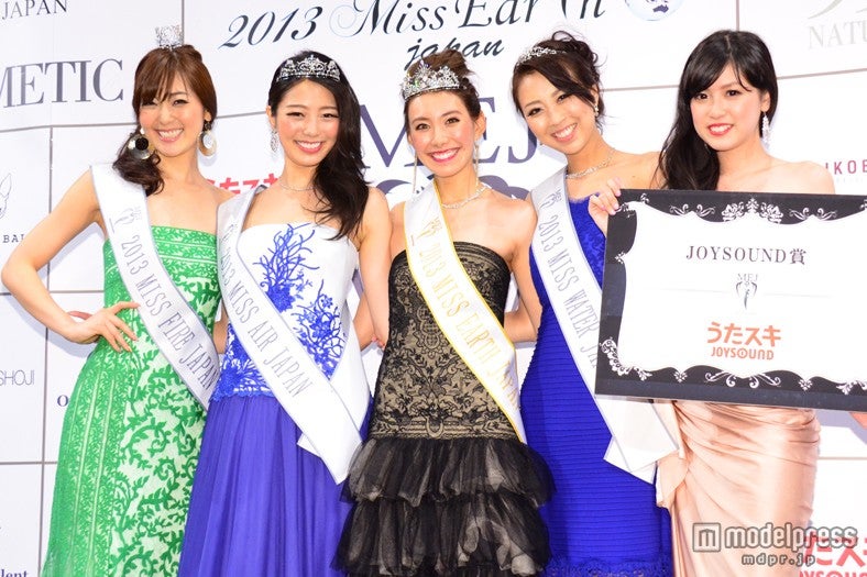 堀川優さん（中央）とファイナリストたち