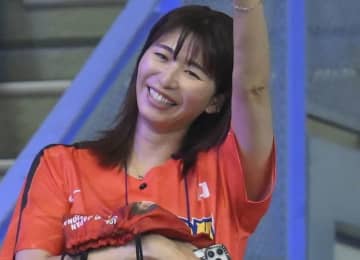 マジで！？大友愛さん 日本代表OGの「持ち方最強すぎん？」特大ポカリを片手でw春高バレーでの2ショが「パワフル」「美しい！」