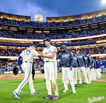 大谷翔平 試合後に恒例の儀式→山本由伸ともじゃれ合うw課題を提示していたロバーツ監督とも笑顔でハイタッチ