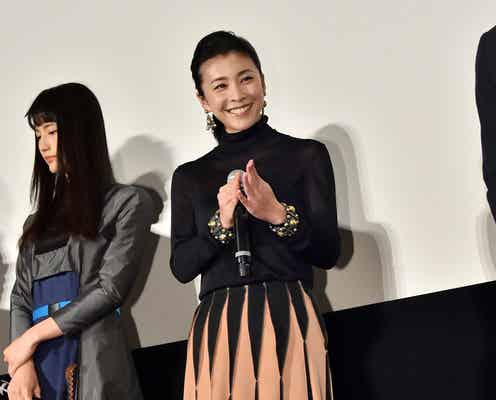 竹内結子、おでこ全開“大人ポニーテール”×大ぶりアクセで“技あり”ドレスアップ<ファッションチェック>