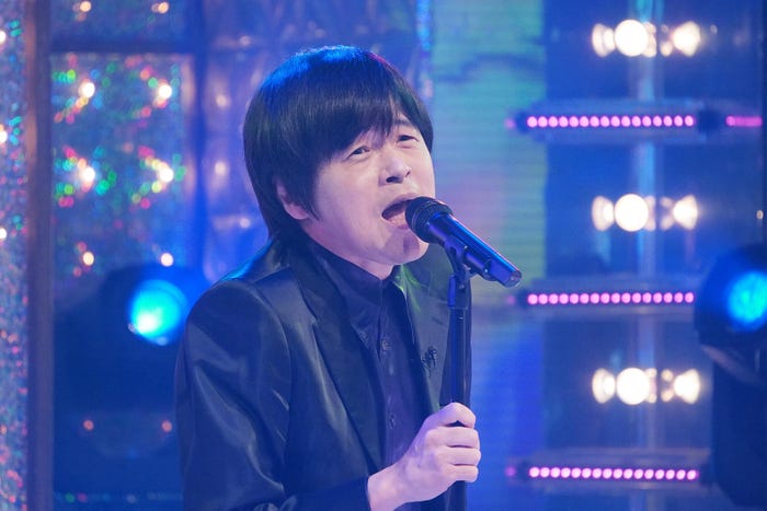 新曲「秋桜(秋桜)」を熱唱するバカリズム「ゴッドタン 芸人マジ歌選手権」(C)テレビ東京