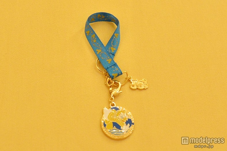 30周年を記念したドナルドダックのオリジナルチャーム