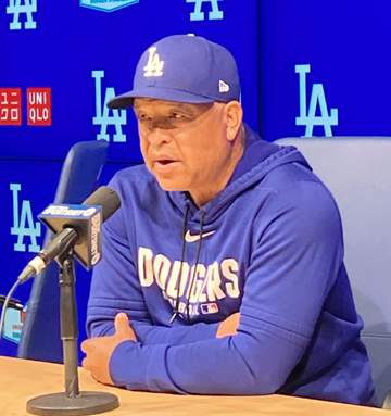 ロバーツ監督 山本由伸は「もっと評価されるべき投手の1人」トップクラスのスタッツだけでなく「チームメートのために」の姿勢 ド軍先発ローテで唯一の完走へ