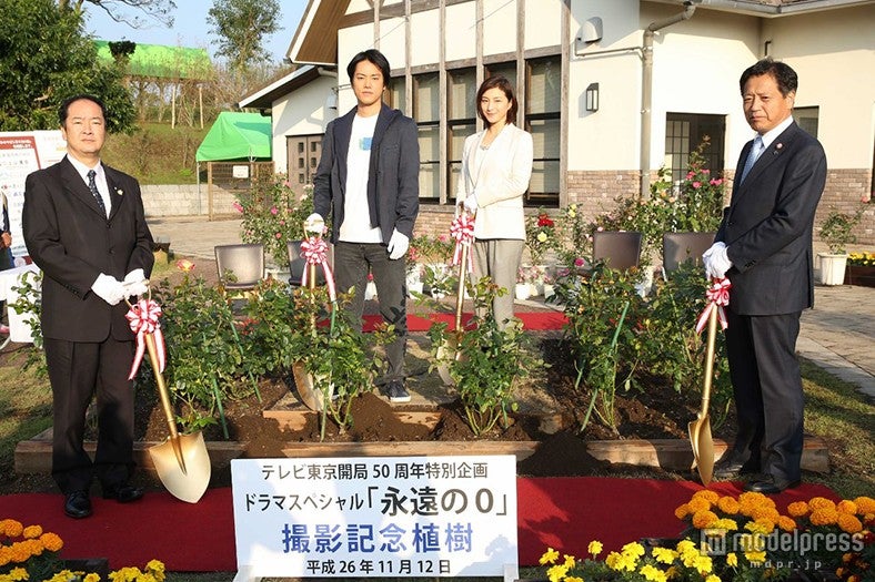 植樹の様子（C）テレビ東京／桐谷健太（中央左）、広末涼子（中央右）