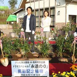 植樹の様子（C）テレビ東京／桐谷健太（中央左）、広末涼子（中央右）