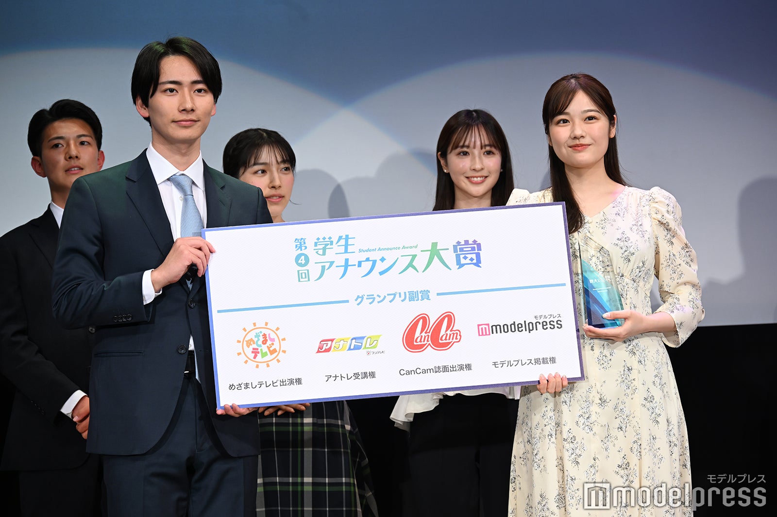 東中健アナウンサー、峯本奈津さん（C）モデルプレス