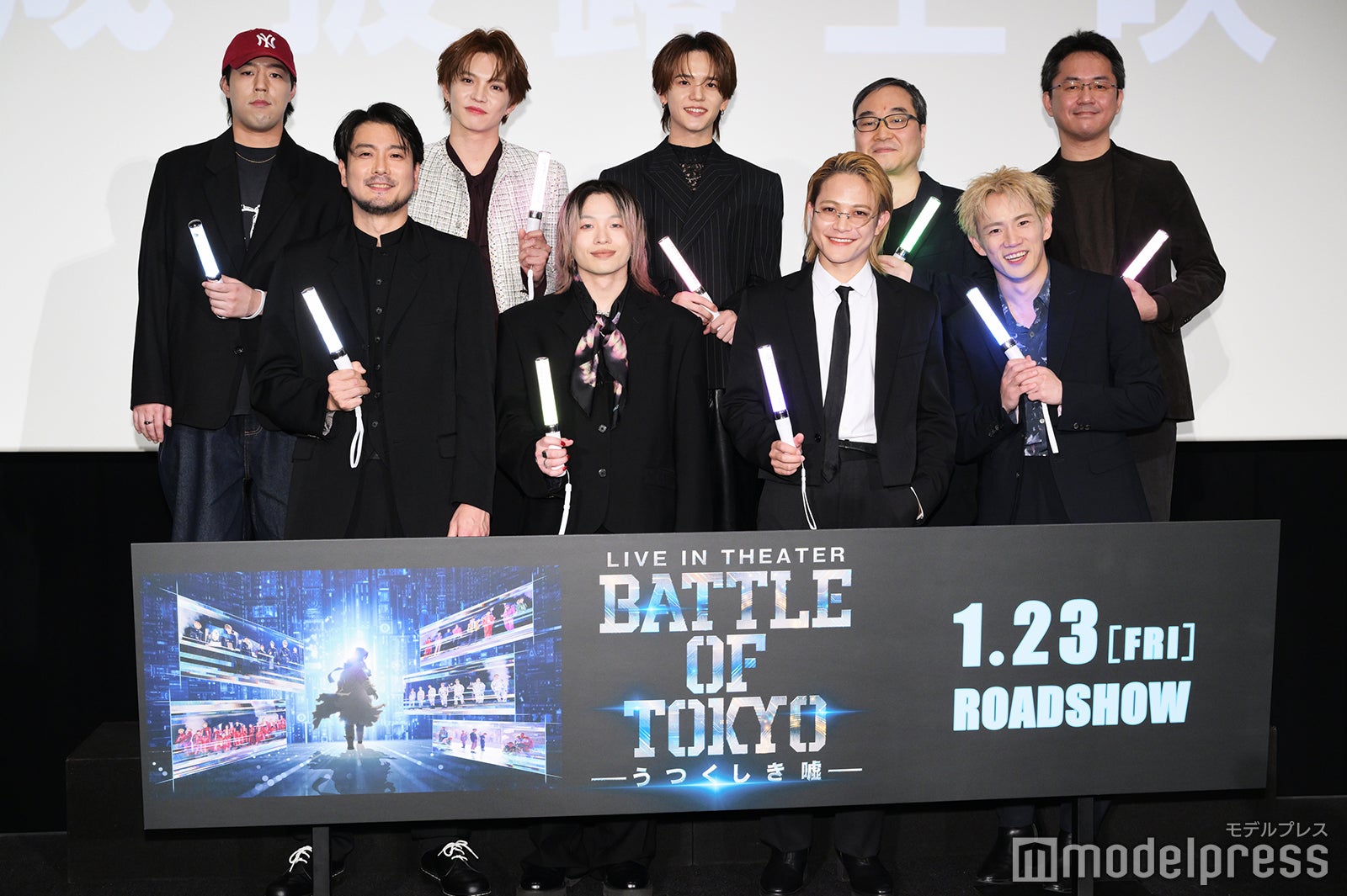 （後列左から）世界、佐藤大樹、中島颯太、佐藤大、月島総記（前列左から）平沼紀久監督、山本彰吾、岩谷翔吾、浦川翔平（C）モデルプレス