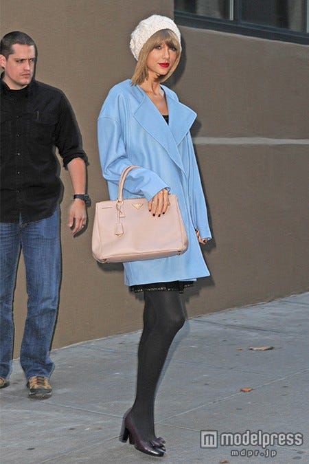 鮮やかアイスブルーコート/Photo:Getty Images