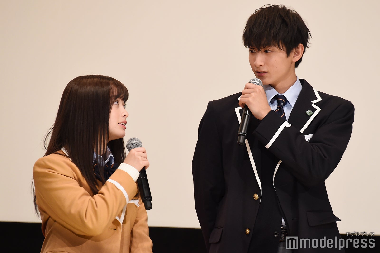 橋本環奈、小関裕太 （C）モデルプレス