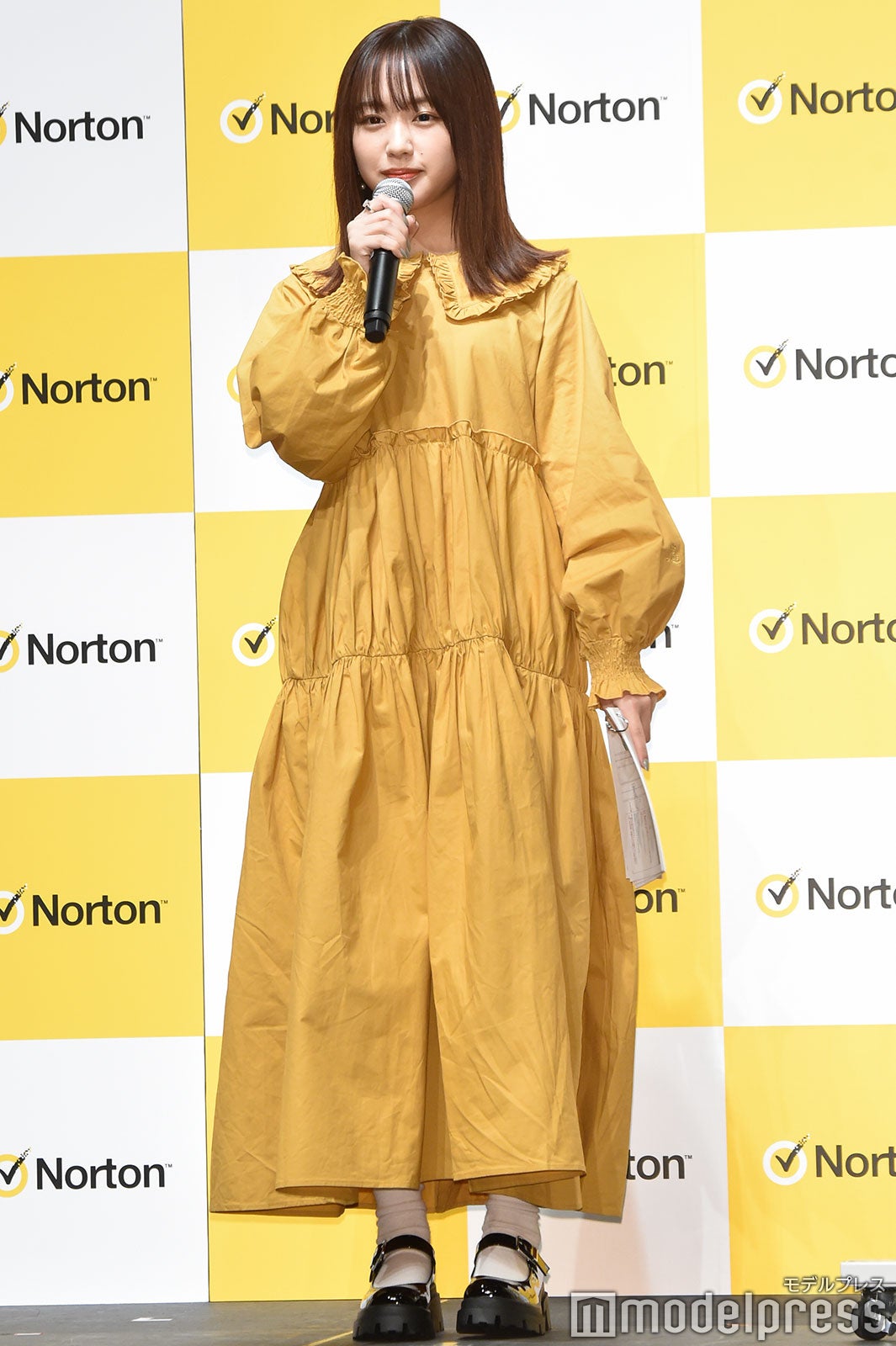 きれいめワンピースに緊張気味のなえなの（C）モデルプレス