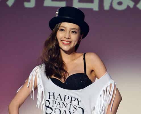 ICONIQのセクシー美ヒップに釘付け!前代未聞の“パンイチ”ファッションショー<写真特集>
