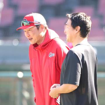 広島・新井貴浩監督が長野久義氏と談笑 今季から巨人フロント転身の元カープ戦士が打撃練習中に歩み寄る