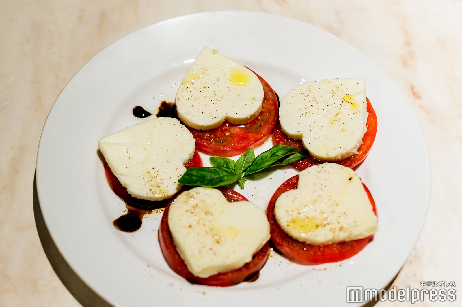 「出会いという名の衝撃、止められない恋のカプレーゼ」 （C）モデルプレス