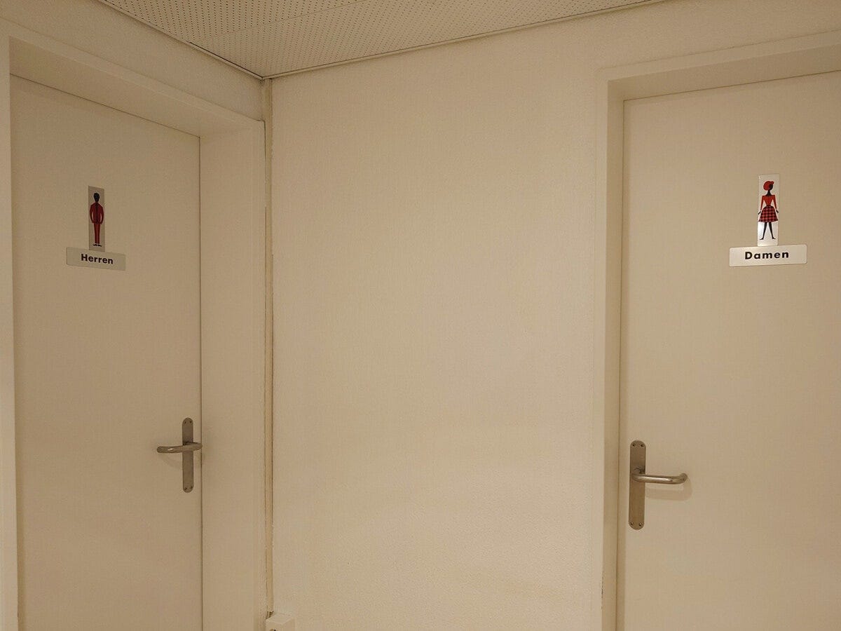 ドイツ語表記。左が男性用、右が女性用トイレ