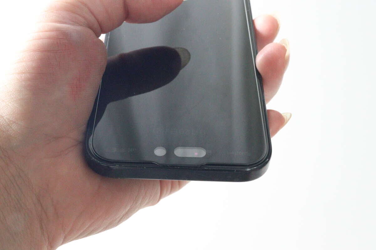 保護ガラスを貼り付けたiPhoneを下から見た画面が暗い状態 保護ガラスを貼り付けたiPhoneを下から見た画面が暗い状態