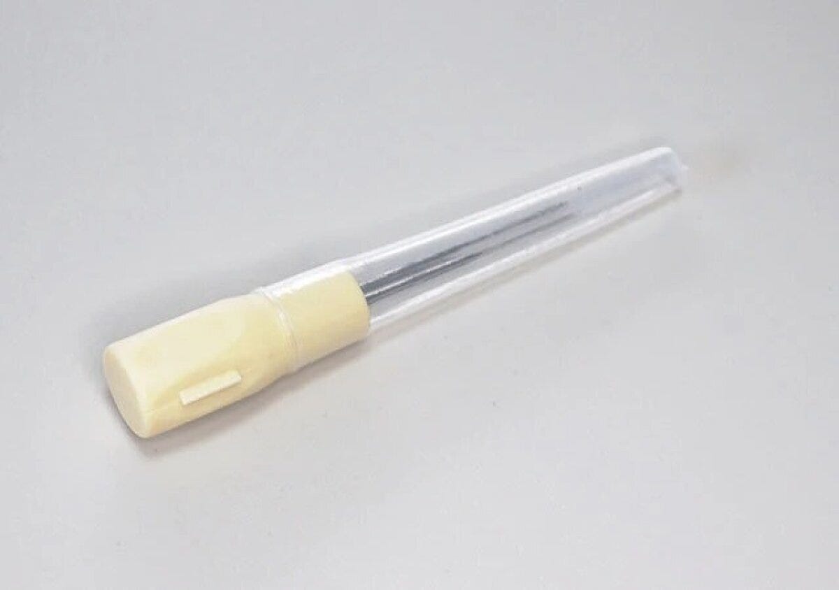 透明なケースに入った羊毛フェルト用ニードルホルダーの針部分 透明なケースに入った羊毛フェルト用ニードルホルダーの針部分