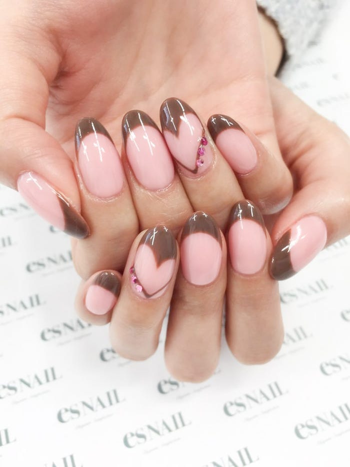 シンプルなバレンタインネイル/画像提供:esNAIL