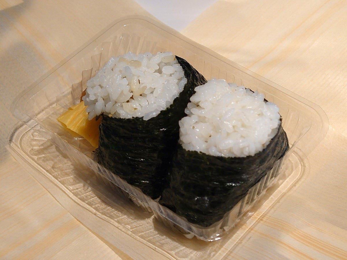 「昔ながらの朝飯」（税込400円、平日8:00～11:00）はおにぎり2種（塩、日替わり） に梅干しとたくあんが付く