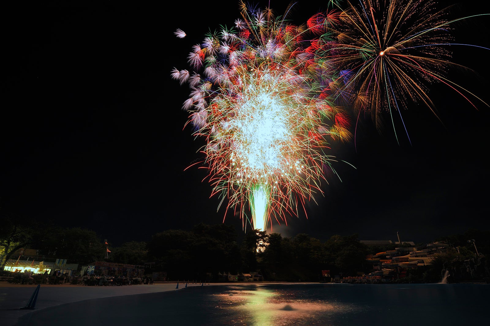 ナイトプール花火／画像提供：西武レクリエーション