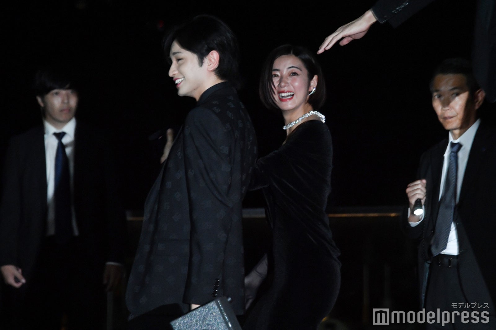 先に降りていたにも関わらずくるりと向き直って池田エライザをエスコートする中島健人／（手）エスコートを求める中島歩（C）モデルプレス