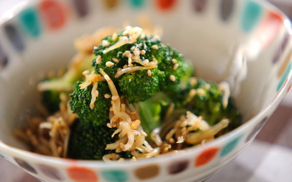 ごま油の風味がたまらない、ブロッコリーナムル