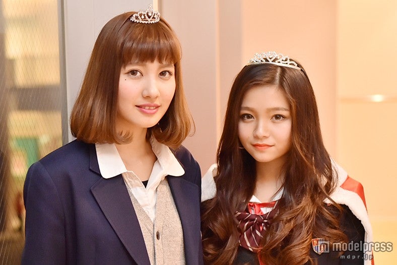 「関西女子高校生ミスコン2014」グランプリの“みゆ”こと桜井美悠さん（右）、準グランプリの“あやか”こと金城絢香さん（左）