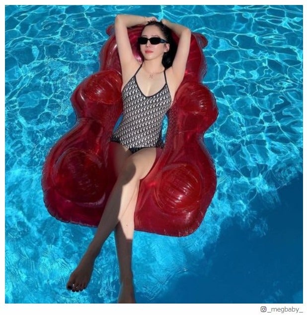 MEGBABY、抜群スタイル水着姿披露 “プールデート”に「ELLYかな？」の声