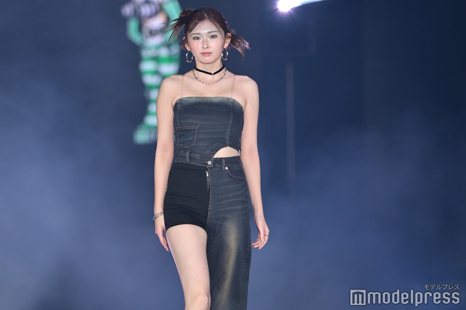 ゆうちゃみ、“異質”ステージで圧巻の着こなし「スタイル抜群」「すごすぎる」と反響【ガルアワ2025AW】