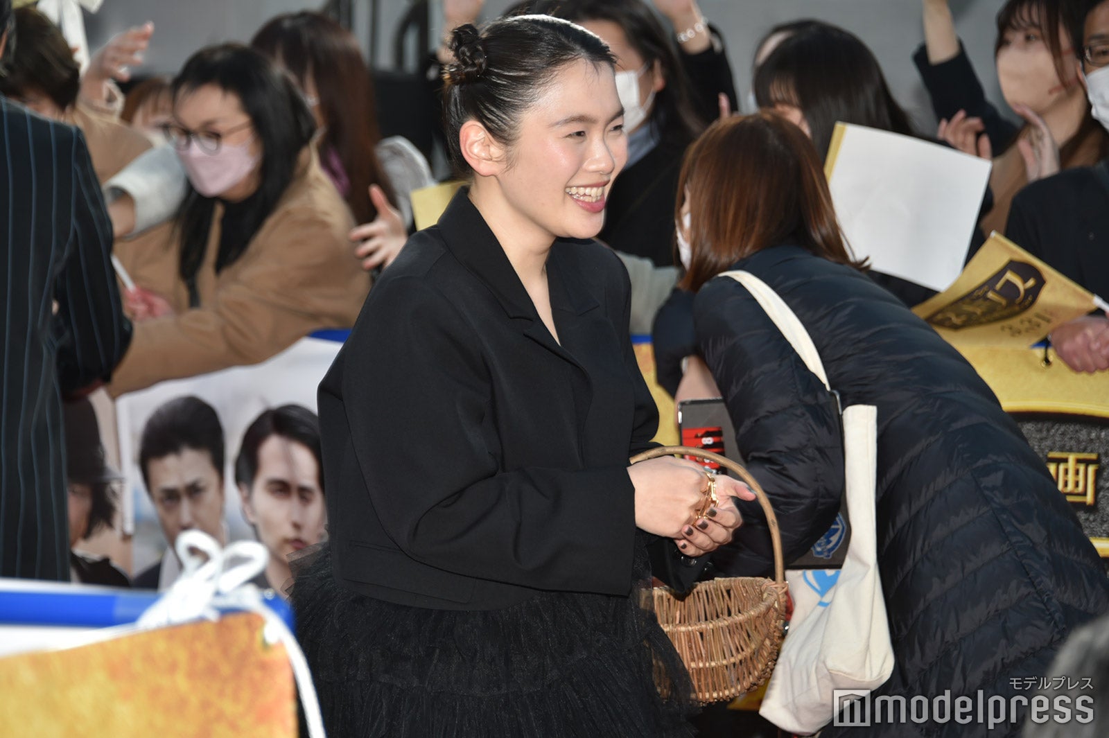 ボールを配る富田望生（C）モデルプレス