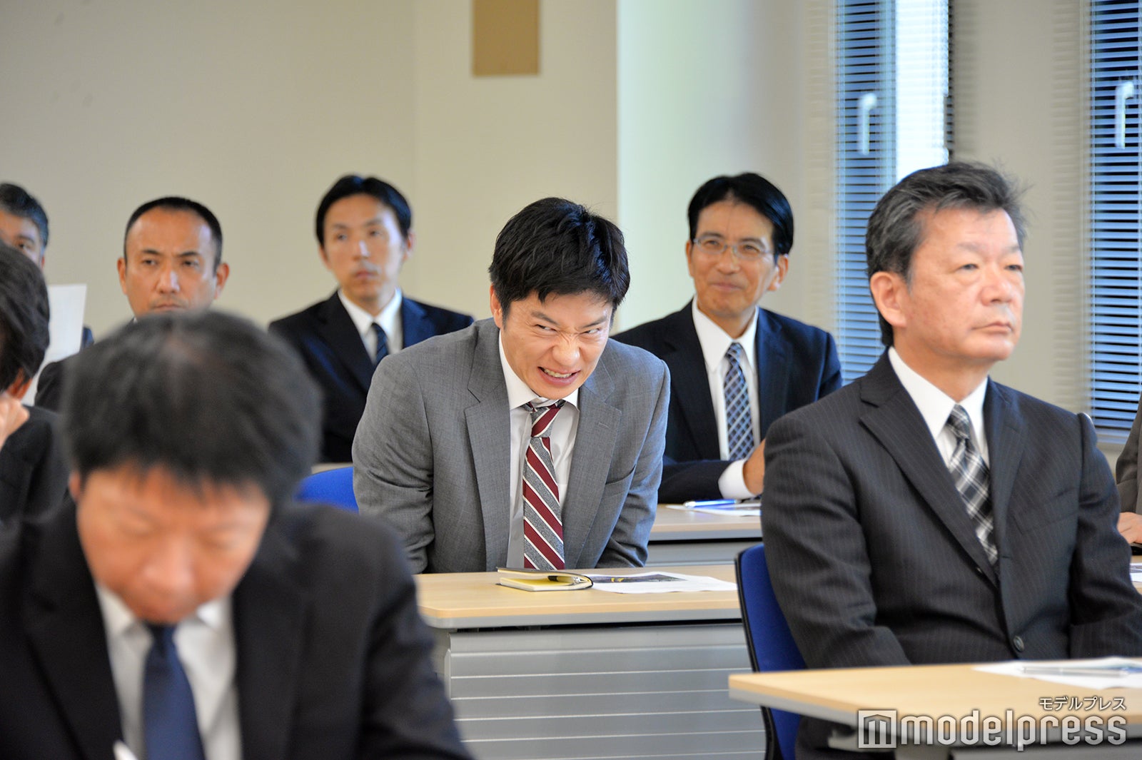 取材カメラに威嚇し続ける田中圭（C）モデルプレス