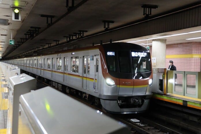 新富町駅に到着した最新型17000系。線路と線路の間に柱がないので、すっきり見通せた