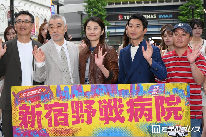 小池栄子・仲野太賀ら、新宿・歌舞伎町に降臨 “クドカン"脚本に太鼓判「面白さはピカイチ」【新宿野戦病院】