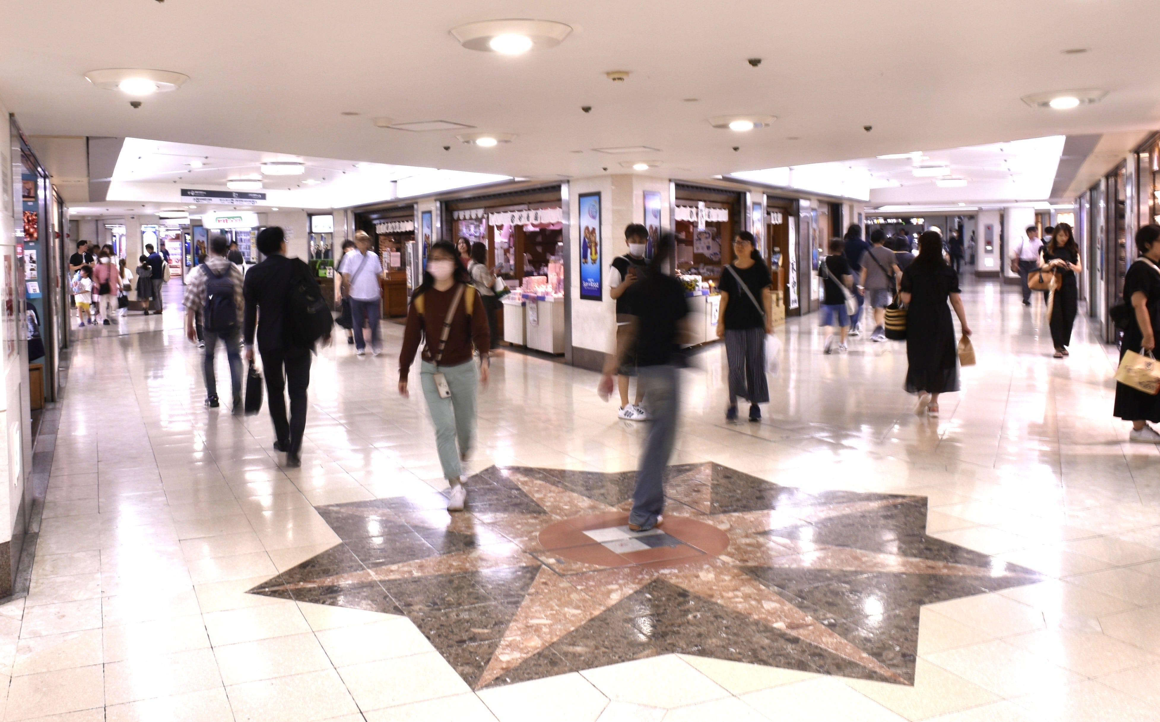 名古屋は地下街が多いことでも有名で、その大半は名古屋駅に集中する。写真は日本最古の本格地下街とも称される1957（昭和32）年3月開業のサンロード。写真のように斜めに交錯する通路が多い ※画像：筆者撮影