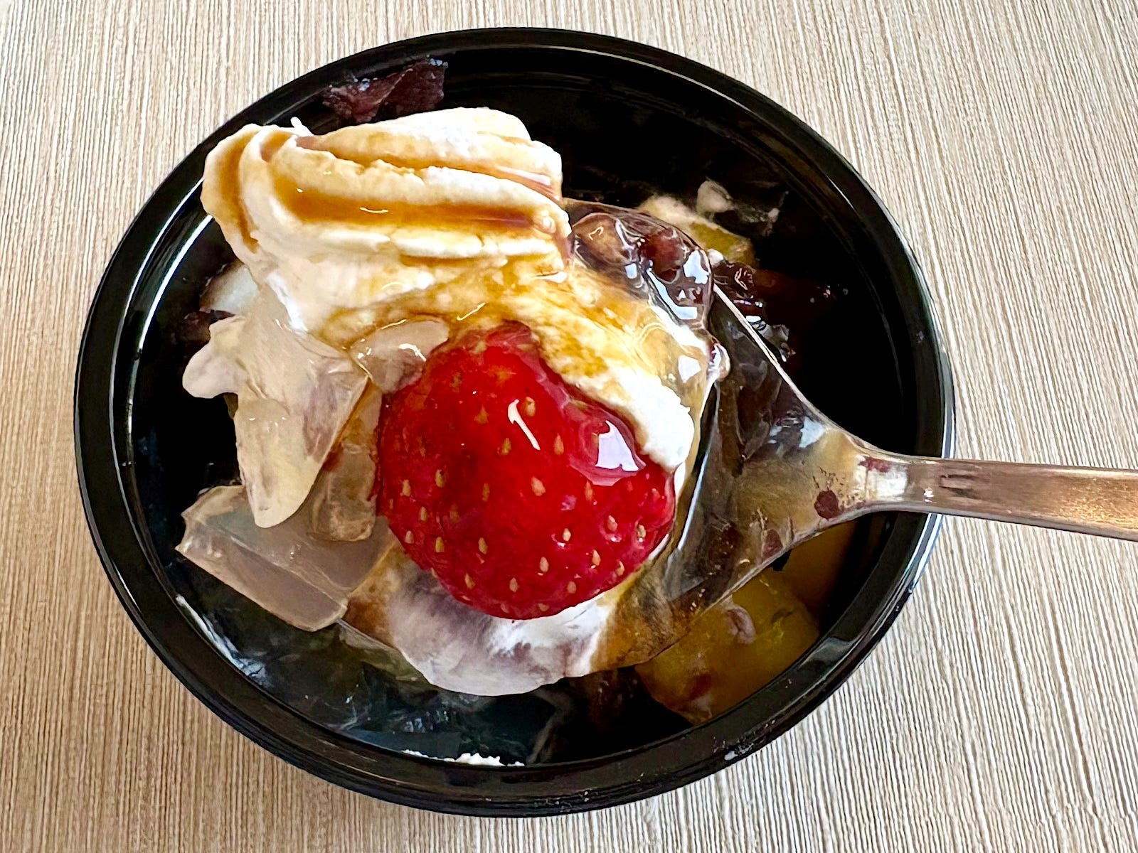 桜風味のこしあん、いちご、ホイップクリーム、マンゴー、団子、塩豆、寒天、求肥が入っています 