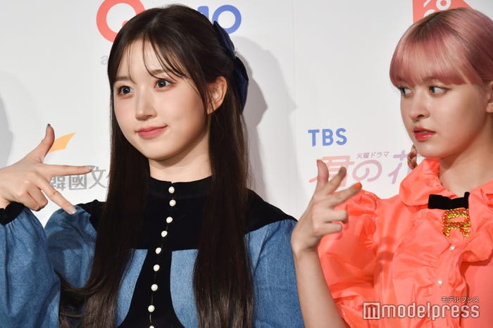 ヘウォンを見て“K”ポーズを確かめるリリー (C)モデルプレス