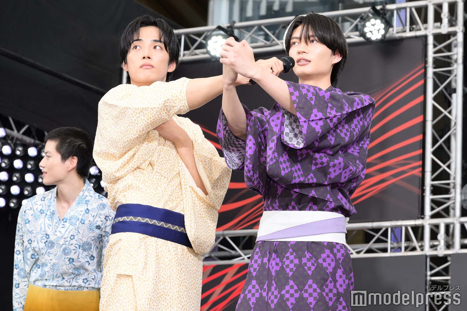 （左から）羽谷勝太、杢代和人（C）モデルプレス