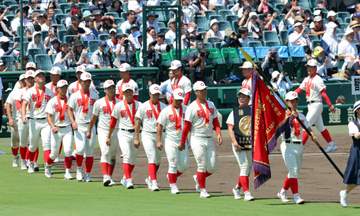 「イチローかと思った」智弁和歌山・楠本の“曲芸打ち”から逆転V バットの先が地面スレスレを通る 準決勝で織田翔希から一発放った巧打者がまた魅せた