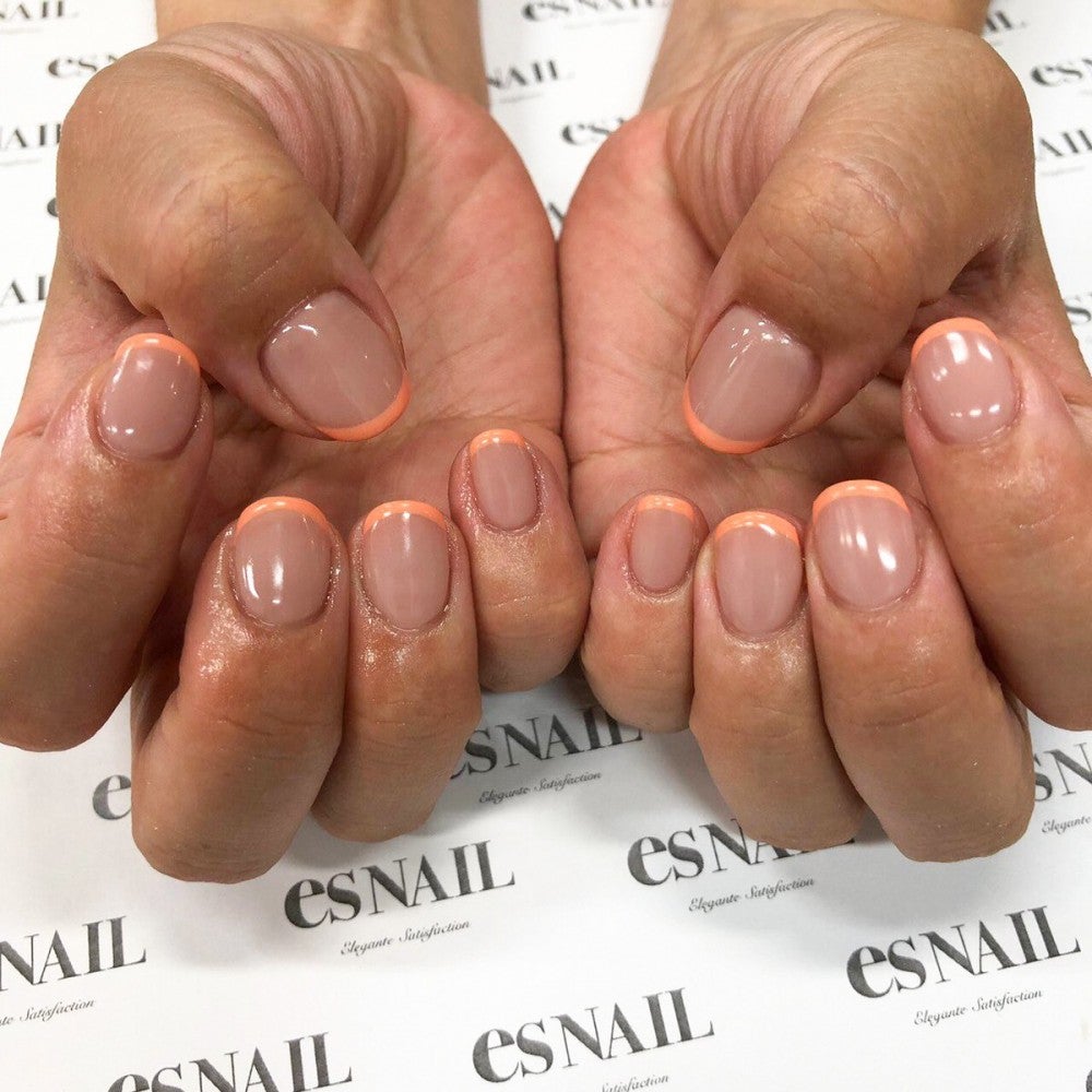 ナチュラルカラーにオレンジをのせてアクセントを ／画像提供：esNAIL