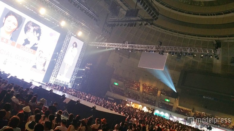 「神戸コレクション2015 A／W」会場の様子：ワールド記念ホール（神戸ポートアイランドホール）