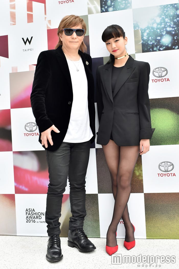 左から:小室哲哉、Def Will・HINA(C)モデルプレス