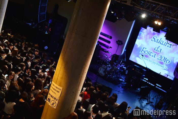 オールスタンディングの会場は満員に(C)モデルプレス