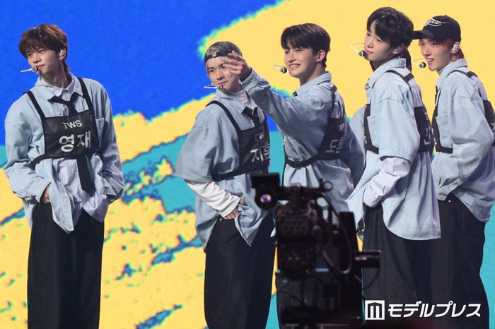 TWS、パートチェンジで完璧パフォーマンス 愛嬌たっぷりTWICEカバー披露【KCON JAPAN 2024／KCON STAGE】