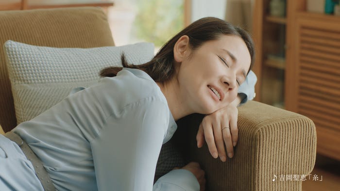 吉田羊/新CM「笑え、家族。/なんか結局」篇より(提供写真)