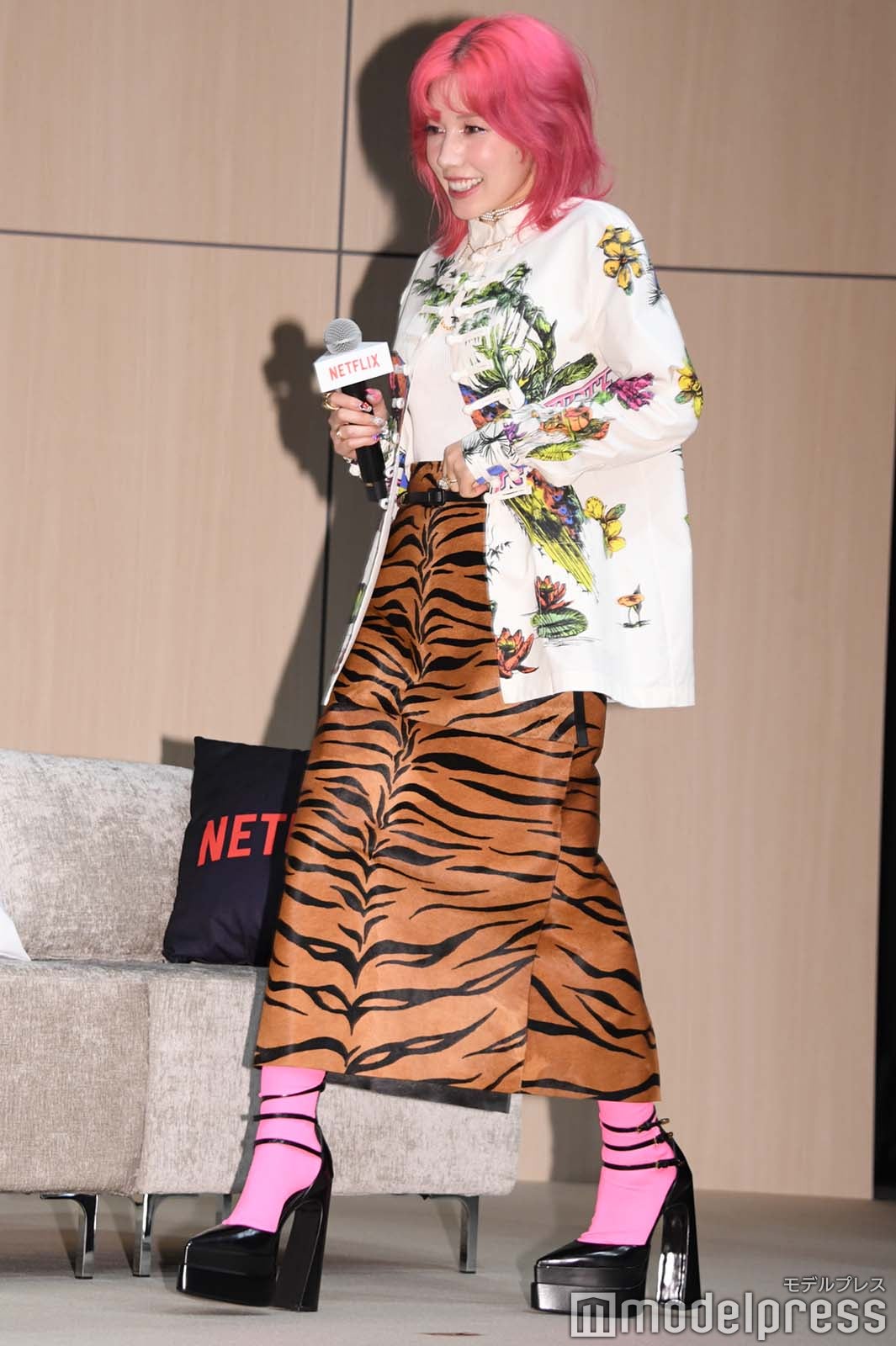 ド派手コーデで登壇した仲里依紗（C）モデルプレス